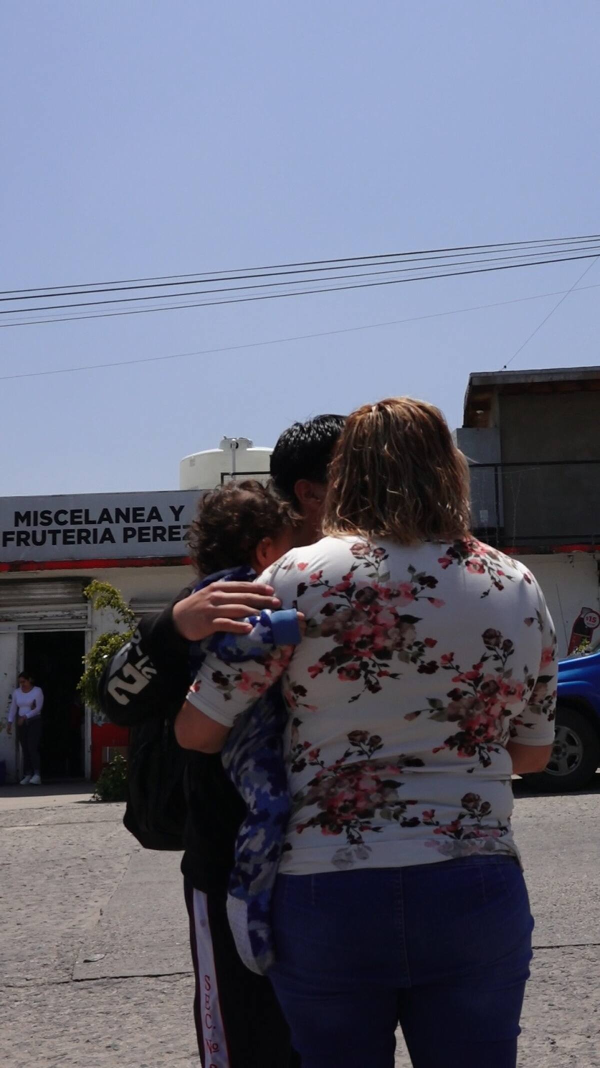 A su hijo Leonel de 15 años lo encamina para que tome el transporte a la secundaria.
