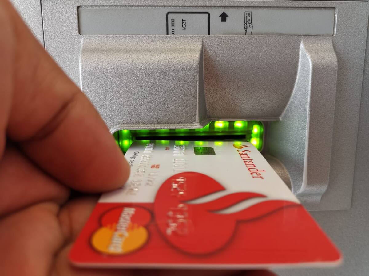 EUM20200501ECO01.JPG CIUDAD DE MÉXICO, Bank/Fallas-Santander.- Este viernes 1 de mayo de 2020, el banco Santander actualiza sus sistemas, por lo que sus cajeros presentan varias una fallas como la retención de tarjetas de sus clientes al intentar sacar efectivo o pagar con su plástico en establecimientos. Foto: Agencia EL UNIVERSAL/Edwin Hernández/LCG.
