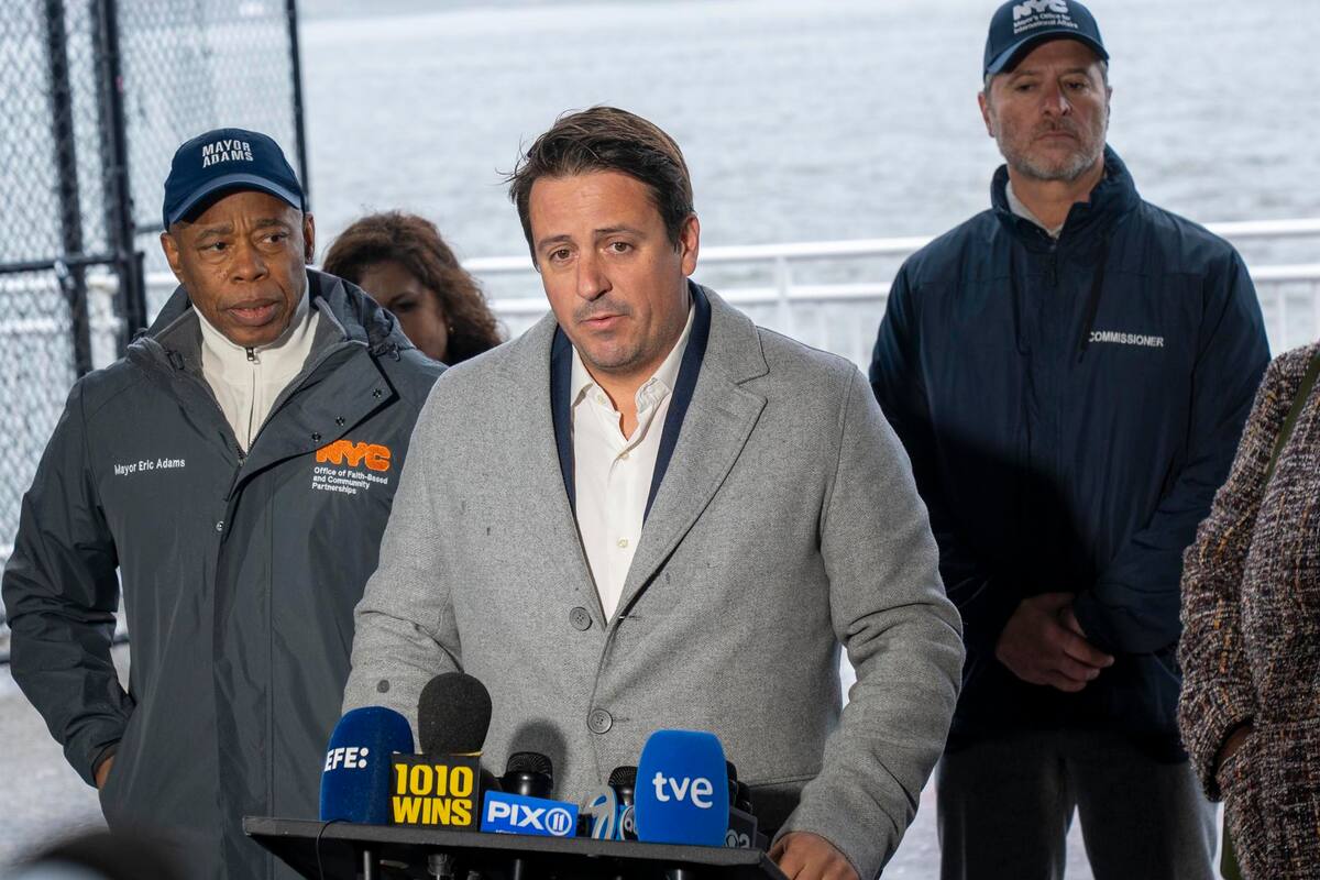 Joan Camprubí, hermano de Mercè Camprubí, habla durante una rueda de prensa este sábado, en Nueva York. El hermano de Mercè Camprubí, la madre de familia que falleció el jueves en un accidente de helicóptero en el río Hudson junto a su marido y sus tres hijos, expresó emocionado desde Nueva York que sus familiares "se fueron sin sufrir y con una sonrisa". EFE/Ángel Colmenares