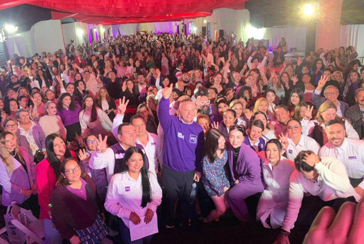 Miguel Ángel Badiola, candidato a la Alcaldía de Tijuana, se reúne con cientos de mujeres.