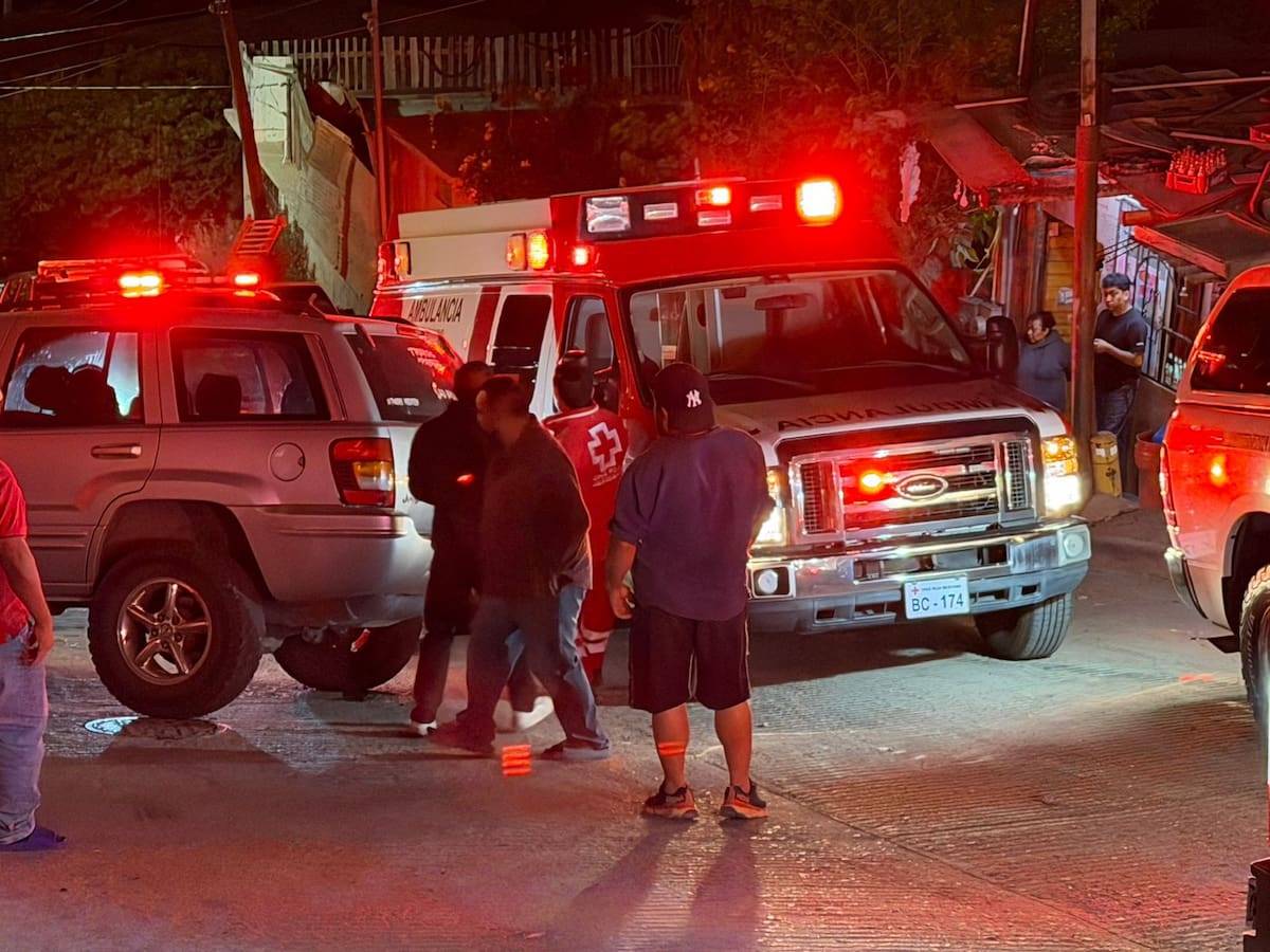 Dos hombres fueron asesinados y otro más resultó herido tras un ataque armado registrado la noche del lunes en la colonia Zona Urbana Mariano Matamoros; autoridades desplegaron un operativo en busca de los responsables. Foto: Border Zoom