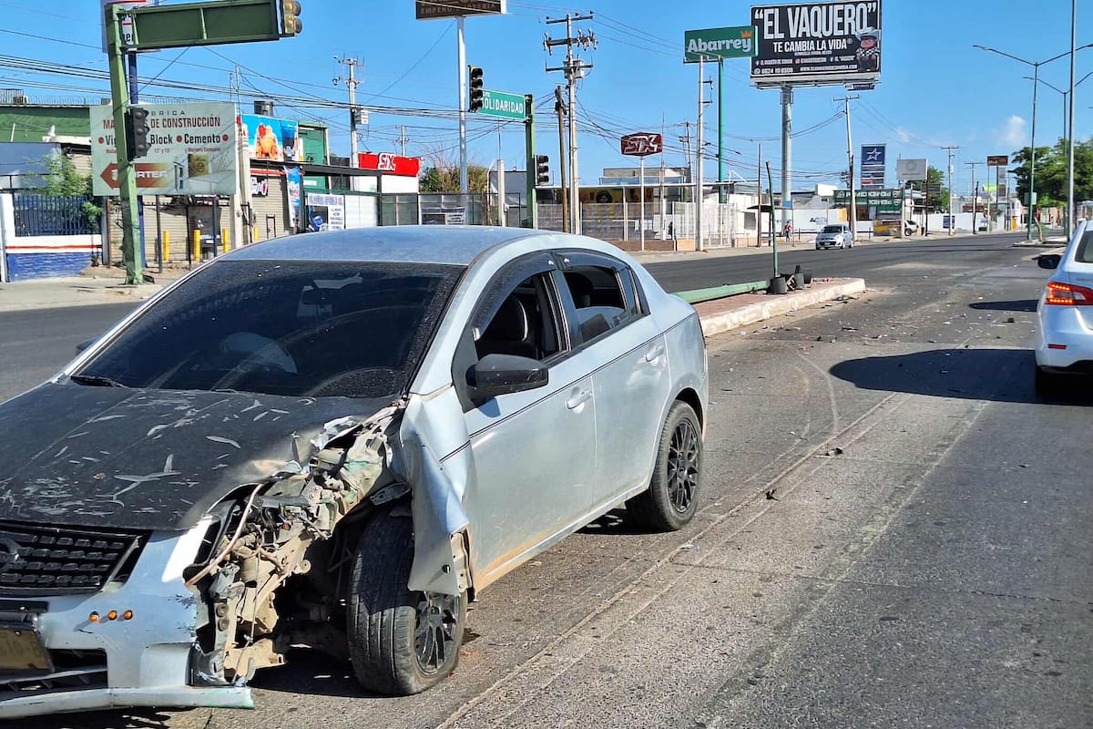 Conductora choca contra poste tras perder el control en bulevar Solidaridad