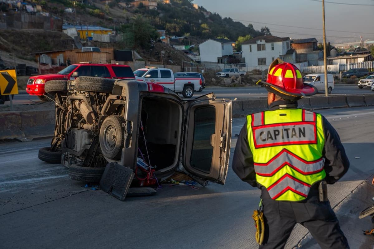 Tres personas viajaban en la camioneta, ninguna resultó lesionada de gravedad. Foto: Border Zoom