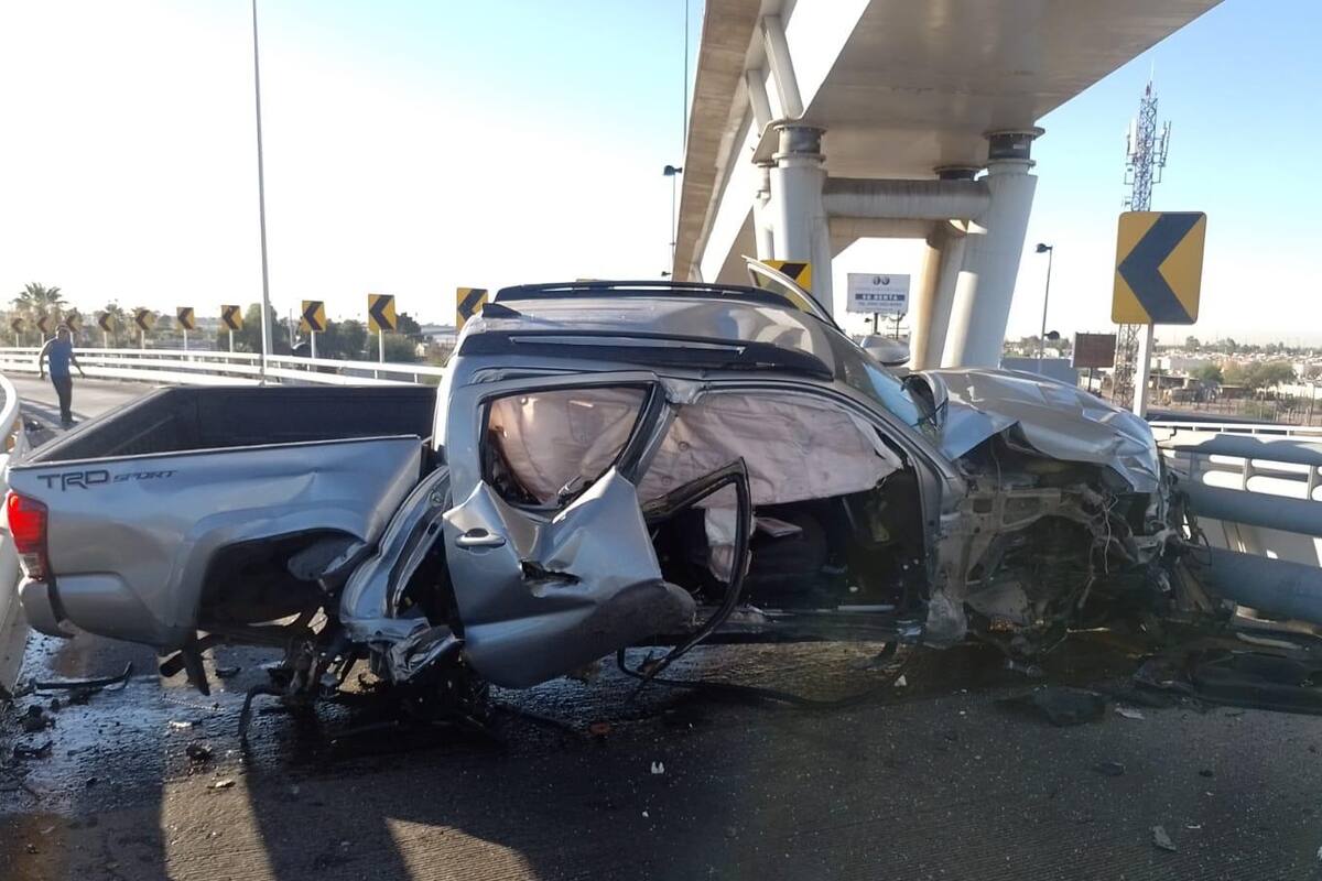 Choca, vuelca y abandona camioneta en Distribuidor Vial