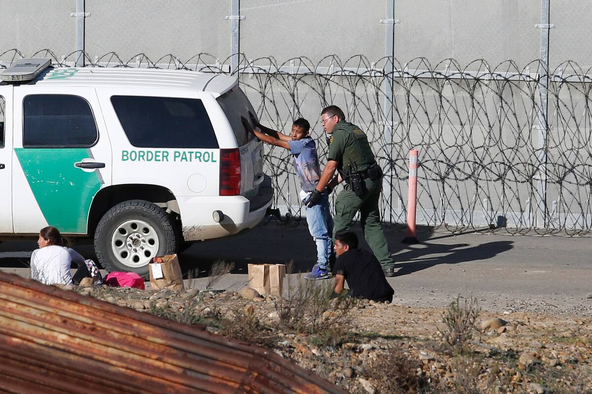 Más de 24 mil dólares gastan familias de migrantes detenidos en EU