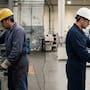Mexicanos ganan 10 veces menos que estadounidenses en el mismo puesto, incluso cuando realizan la misma actividad con las mismas competencias, revela un análisis sobre los salarios en sectores como el automotriz y el aeroespacial