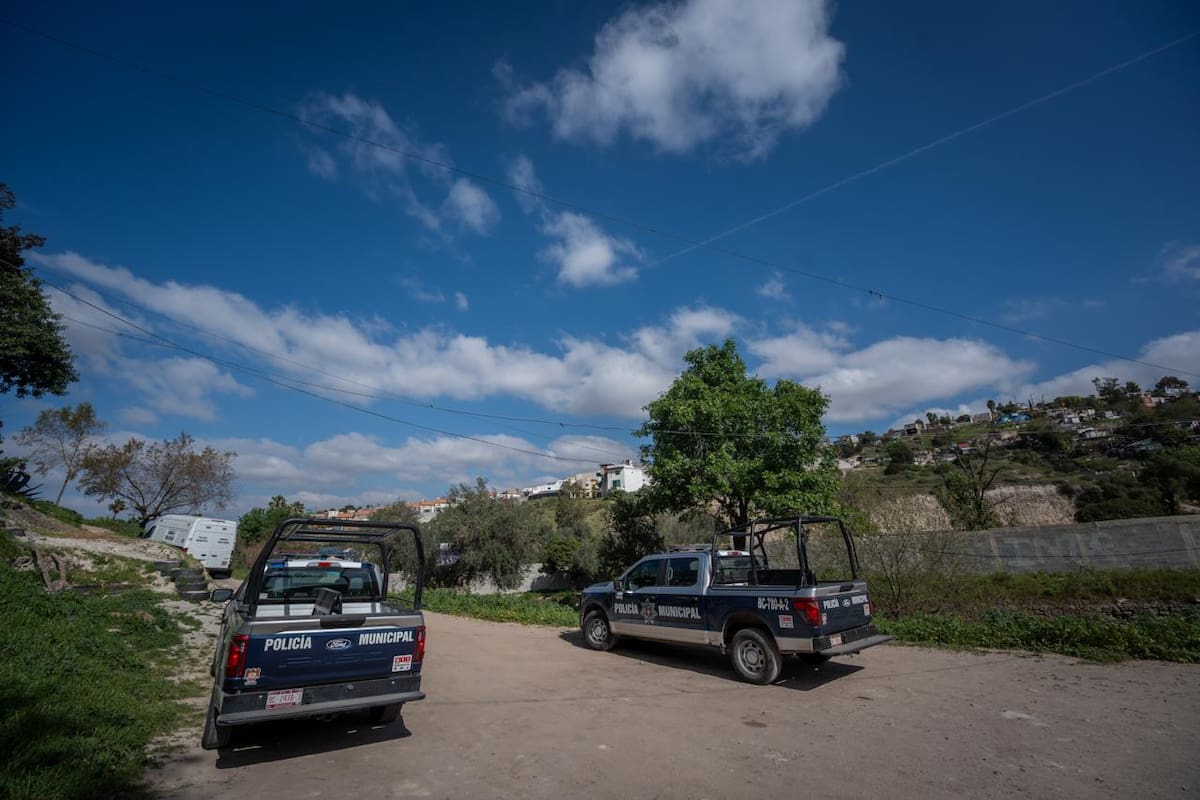 Los cuerpos sin vida, con huellas de violencia, de un hombre y una mujer fueron localizados en un camino vecinal ubicado sobre la calle Del Aguaje, en la colonia Internacional. Foto: Border Zoom