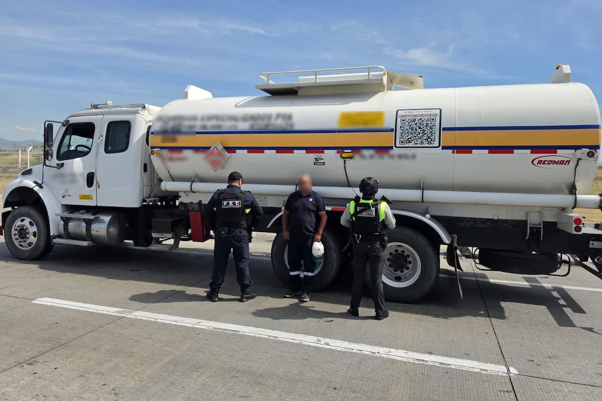 Aseguran en Guanajuato un tractocamión con 20 mil litros de presunto huachicol y detienen al conductor