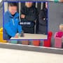 Xiaogui, el loro que en 33,5 segundos logró clasificar los 10 pelotas de colores en el contenedor correcto y que Récord Guinness, podría darle el título como el loro más inteligente del mundo