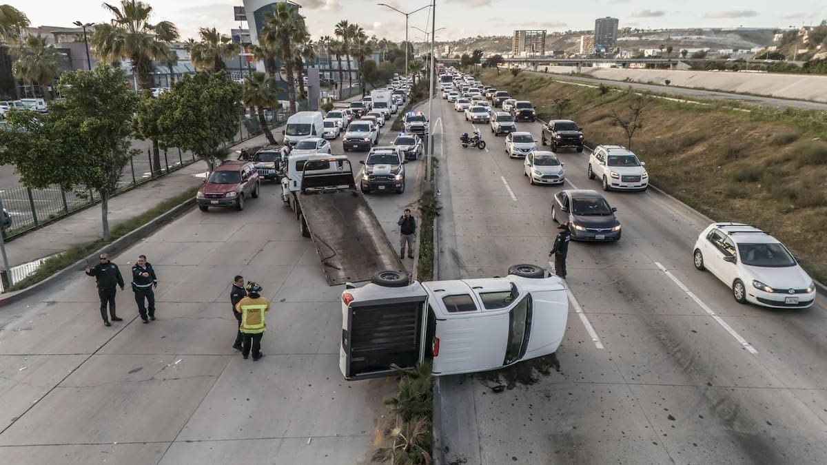 Una Nissan Frontier terminó volcada y una camioneta Mazda quedó sobre la banqueta tras impactarse contra el cerco de Mundo Divertido; no se reportaron lesionados de gravedad. Foto: Border Zoom