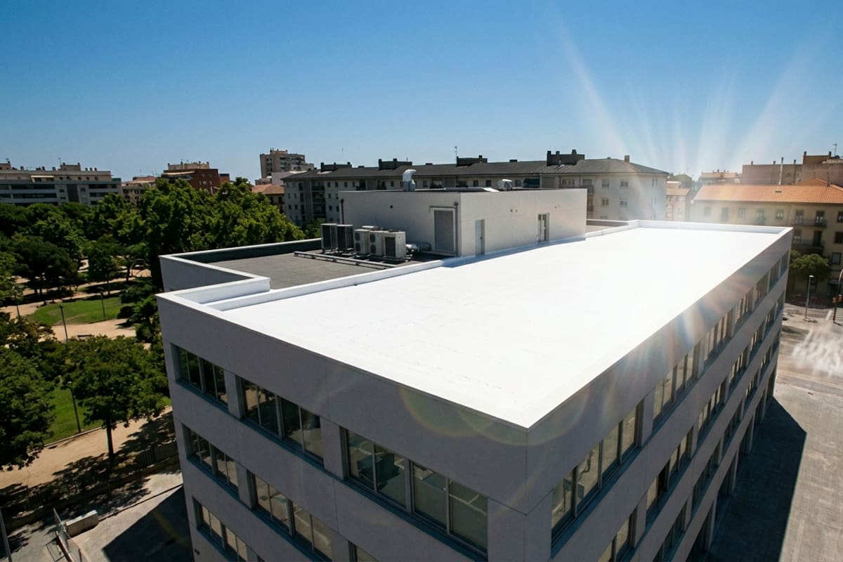 Investigadores de la Universidad de Purdue crean una pintura blanca que refleja el 98.1% de la luz solar, enfría las superficies por debajo de la temperatura ambiente sin consumir energía y podría reducir el uso de aire acondicionado en los edificios
