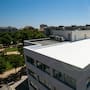 Investigadores de la Universidad de Purdue crean una pintura blanca que refleja el 98.1% de la luz solar, enfría las superficies por debajo de la temperatura ambiente sin consumir energía y podría reducir el uso de aire acondicionado en los edificios