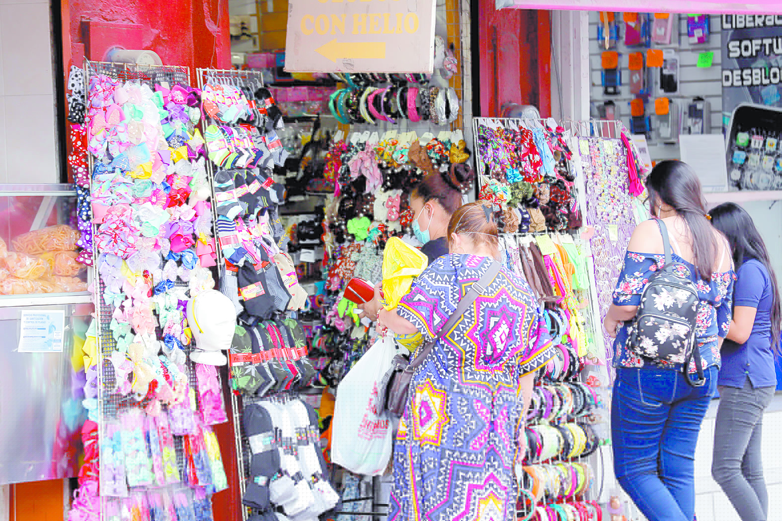 A ESPERAR
Mucha gente acudió ayer al Centro; algunos tenían que quedarse afuera a esperar, ya que sólo se permite la entrada de la persona que hará las compras.