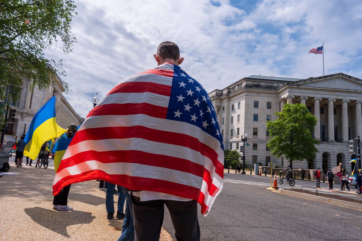 Activistas en favor de Ucrania protestan afuera del Capitolio, en Washington, el sábado 20 de abril de 2024. (AP Foto/J. Scott Applewhite)