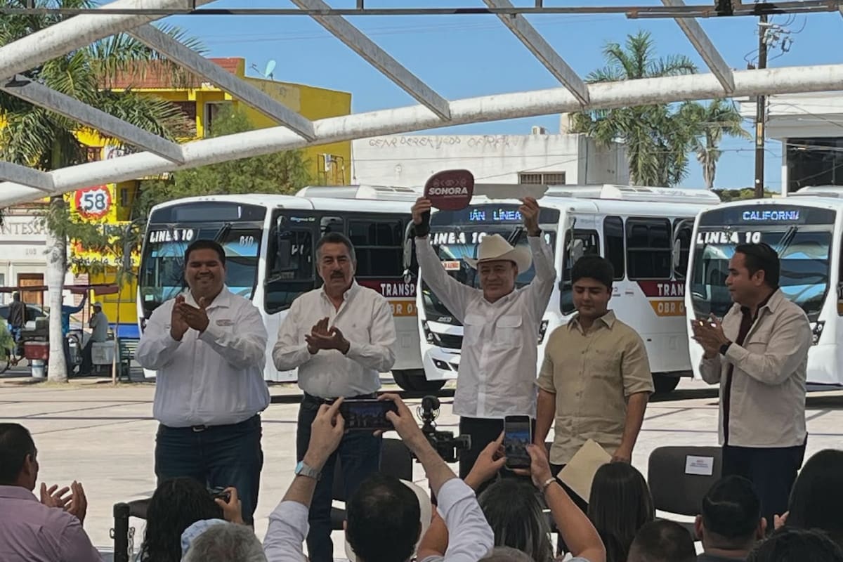 Gobernador Alfonso Durazo hace entrega de 15 nuevas unidades de transporte en Cajeme