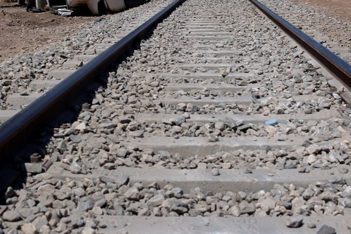 Tráiler vuelca tras chocar contra ferrocarril en Mexicali