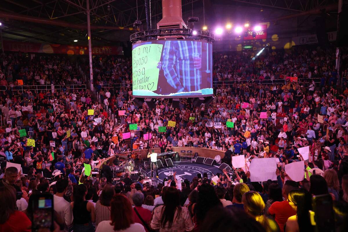 Asistentes al concierto de Carlos Rivera muestran sus carteles. | Gerardo D. Gonsález