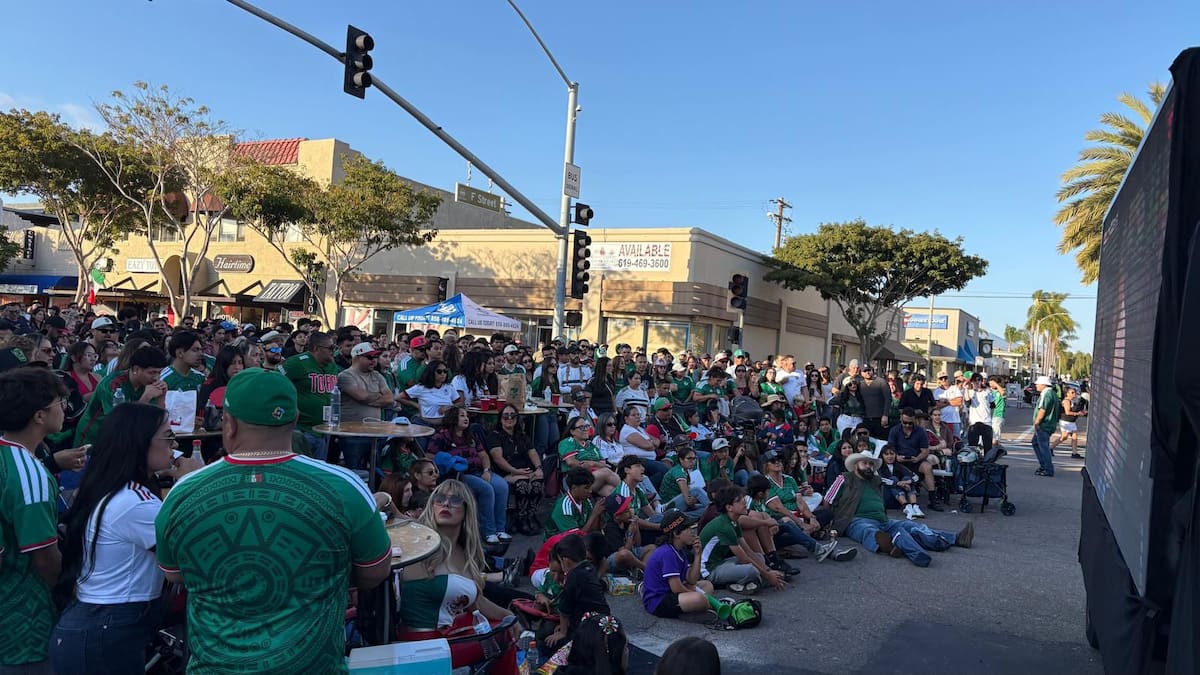 El grupo sinaloense ofreció un concierto de dos horas durante el “Puro Soccer Fest”, evento comunitario que reunió a miles de aficionados en la Tercera Avenida de Chula Vista. Foto: Border Zoom