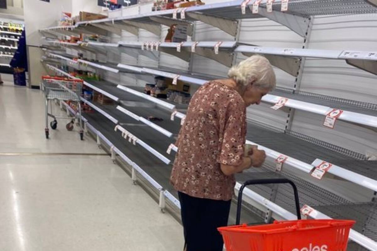 Captan a anciana triste por no encontrar suficiente comida en supermercado