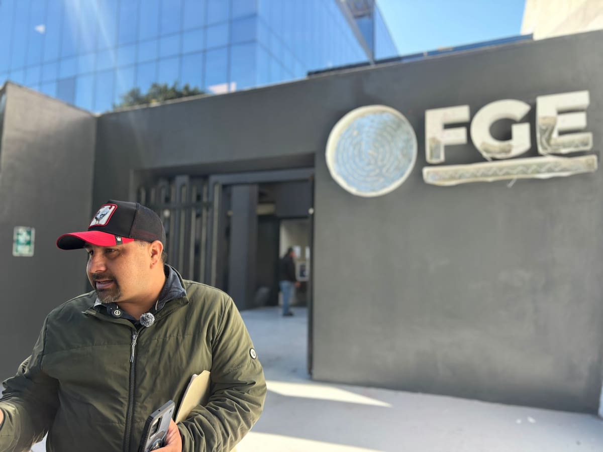 Uno de los damnificados señala que la empresa no ha cubierto los daños a su vehículo tras el incidente ocurrido en diciembre. Foto: Lorena Salinas