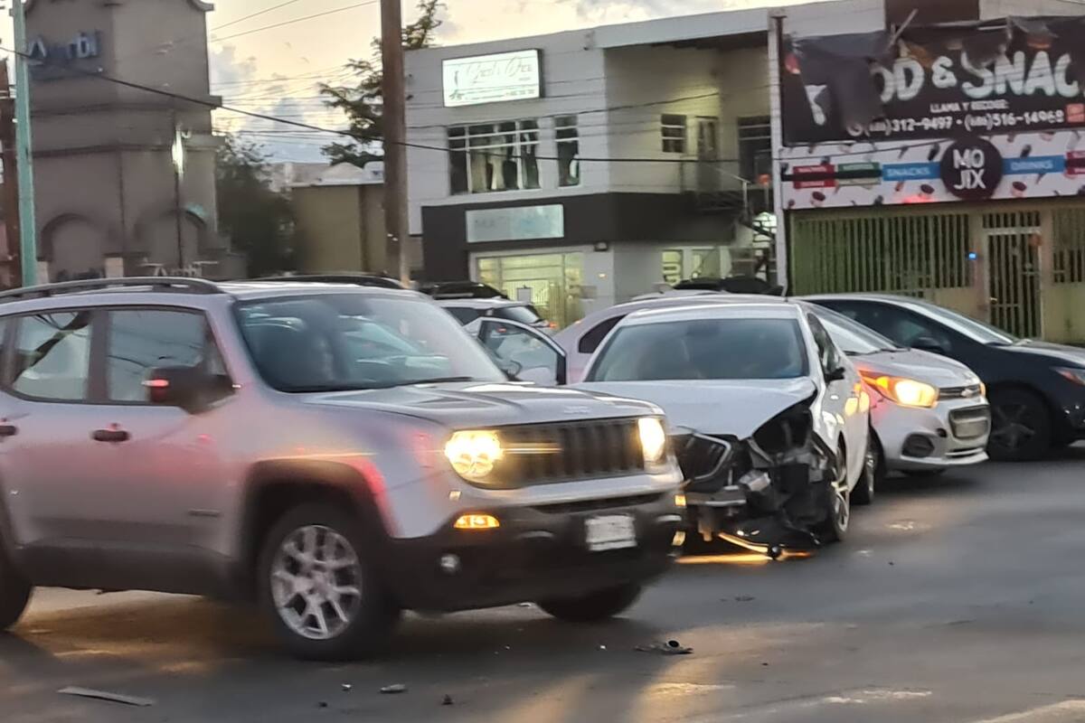 Choque frente a comandancia provoca caos vial