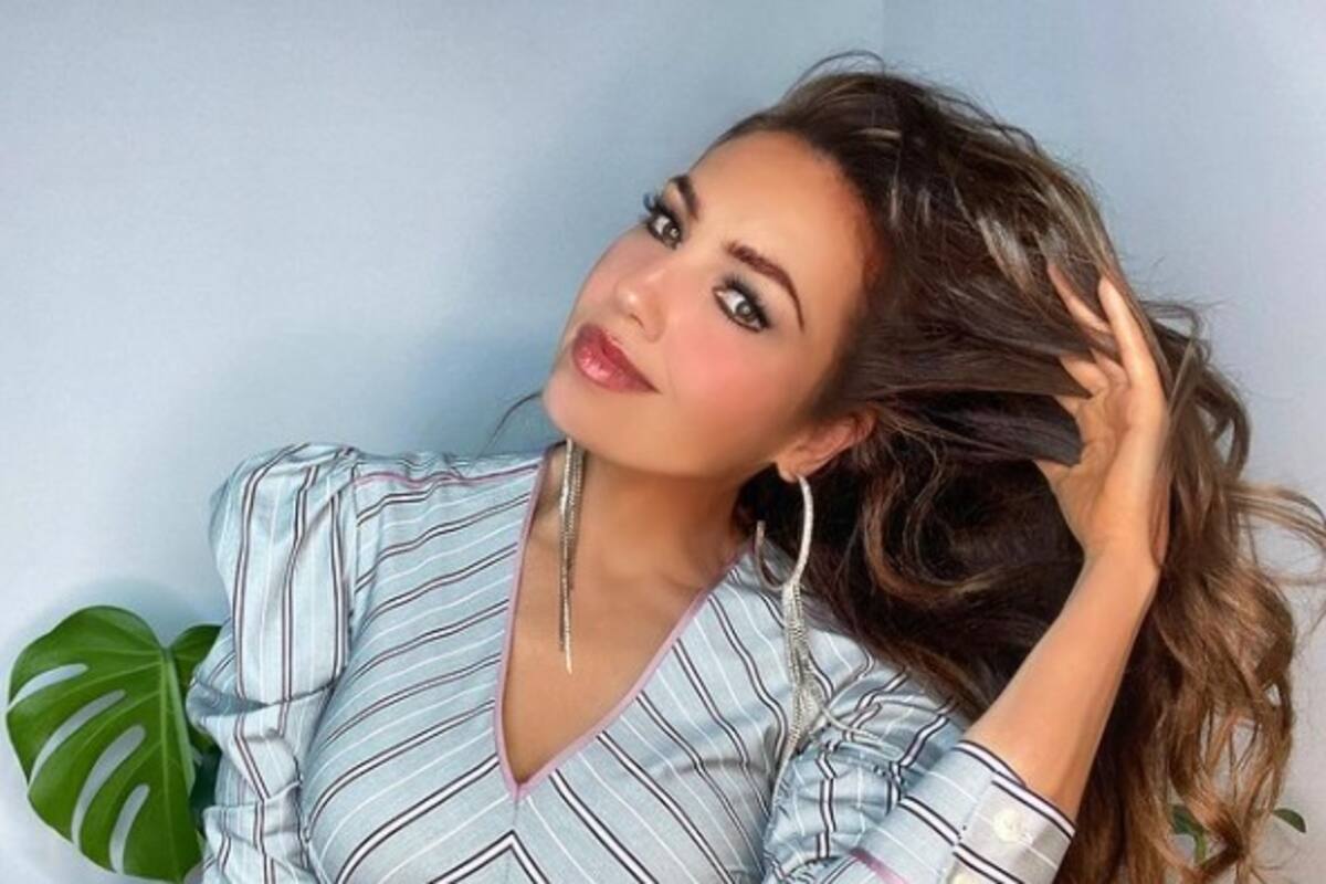 Thalía se quita la ropa mientras realiza "streptease" y presume cuerpazo