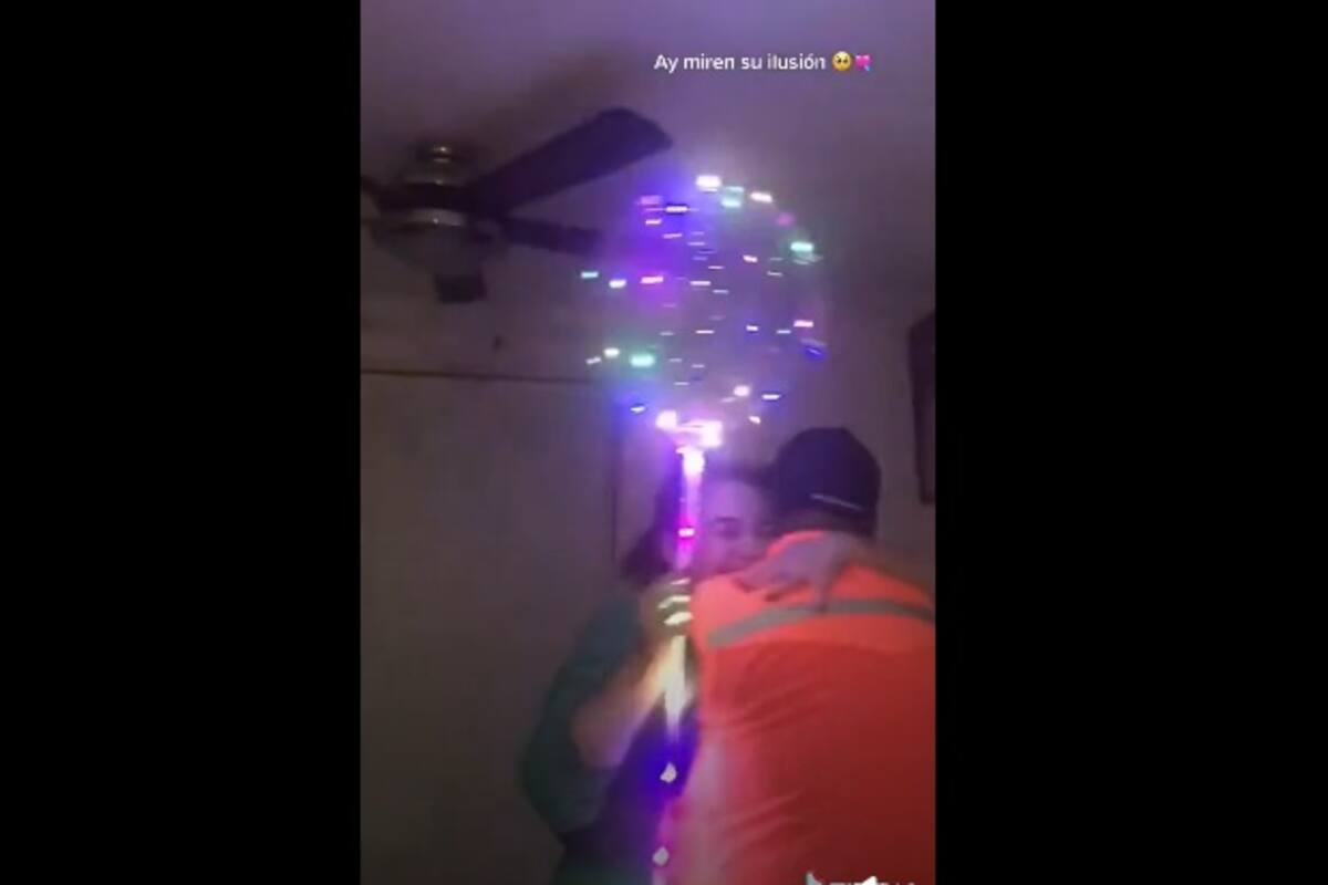 Mujer llora porque su esposo le regala un globo de luces