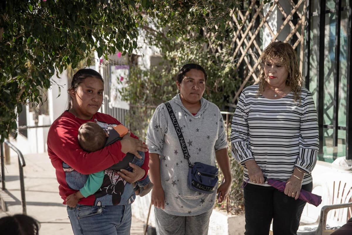 Un docente de tercer grado continúa frente a grupo pese a no recibir pago desde hace más de 16 meses, situación que motivó la toma del plantel por padres de familia. Foto: Border Zoom