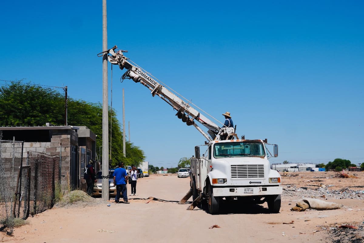 Tras casi una década de protestas, vecinos de la colonia México en SLRC por fin tendrán electricidad