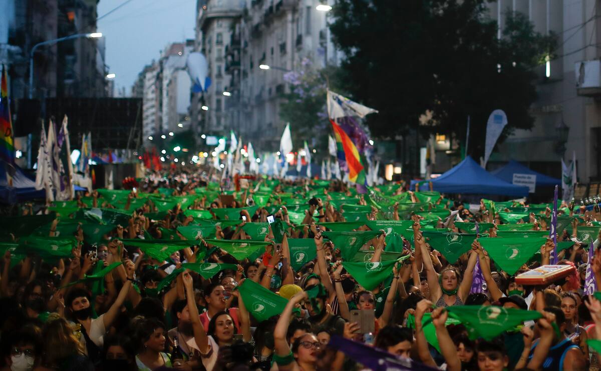 Activistas proaborto se manifiestan en el exterior del Congreso con los pañuelos verdes asociados al movimiento para despenalizar la interrupción del embarazo, mientras los legisladores debaten su legalización, en Buenos Aires, Argentina, el 10 de diciembre de 2020. (AP Foto/Natacha Pisarenko)