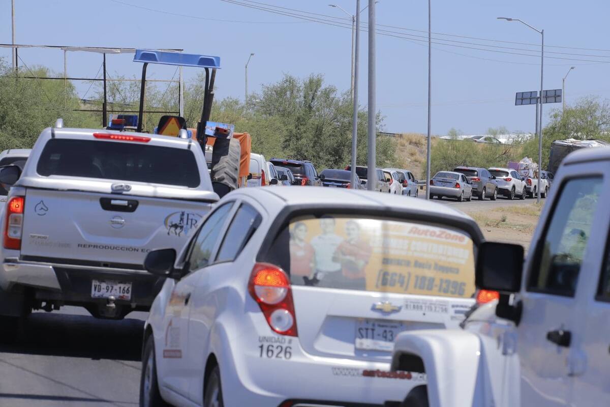 Congestionamiento vial rumbo a San Pedro el Saucito