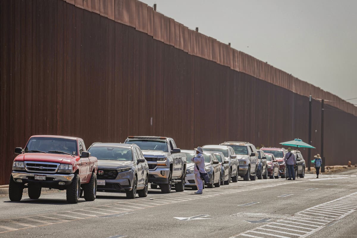 Filas de casi dos horas para cruzar a Calexico este jueves