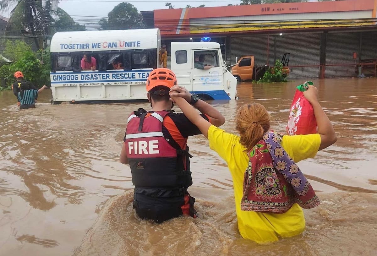 Gingoog City (Philippines), 25/12/2022.- A handout photo made available by the Bureau of Fire Protection (BFP) shows a fire rescue personnel holding a resident on a flooded street on Christmas day in Gingoog city, Misamis Oriental province, Philippines, 25 December 2022 (issued on 26 December 2022). Intense rain brought by a weather occurrence called 'Shear line' caused flooding in southern Philippines that resulted in the death of at least seven villagers. (Incendio, Filipinas) EFE/EPA/BFP HANDOUT BEST QUALITY AVAILABLE HANDOUT EDITORIAL USE ONLY/NO SALES