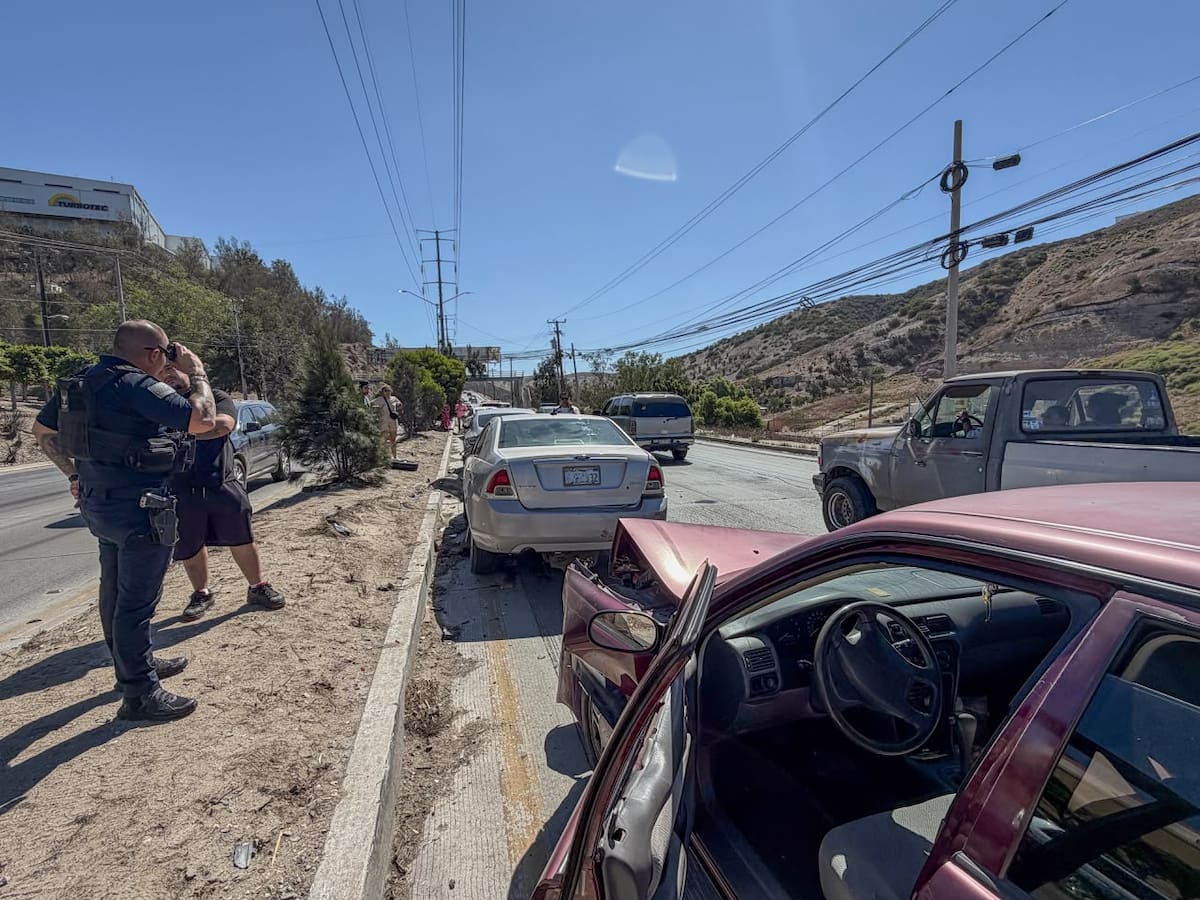De acuerdo con información preliminar, un vehículo que circulaba por la zona habría frenado repentinamente y posteriormente se retiró del lugar. Foto: Cortesía / Border Zoom
