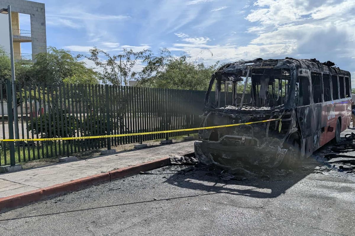 Camión urbano quedó calcinado por un incendio en Hermosillo