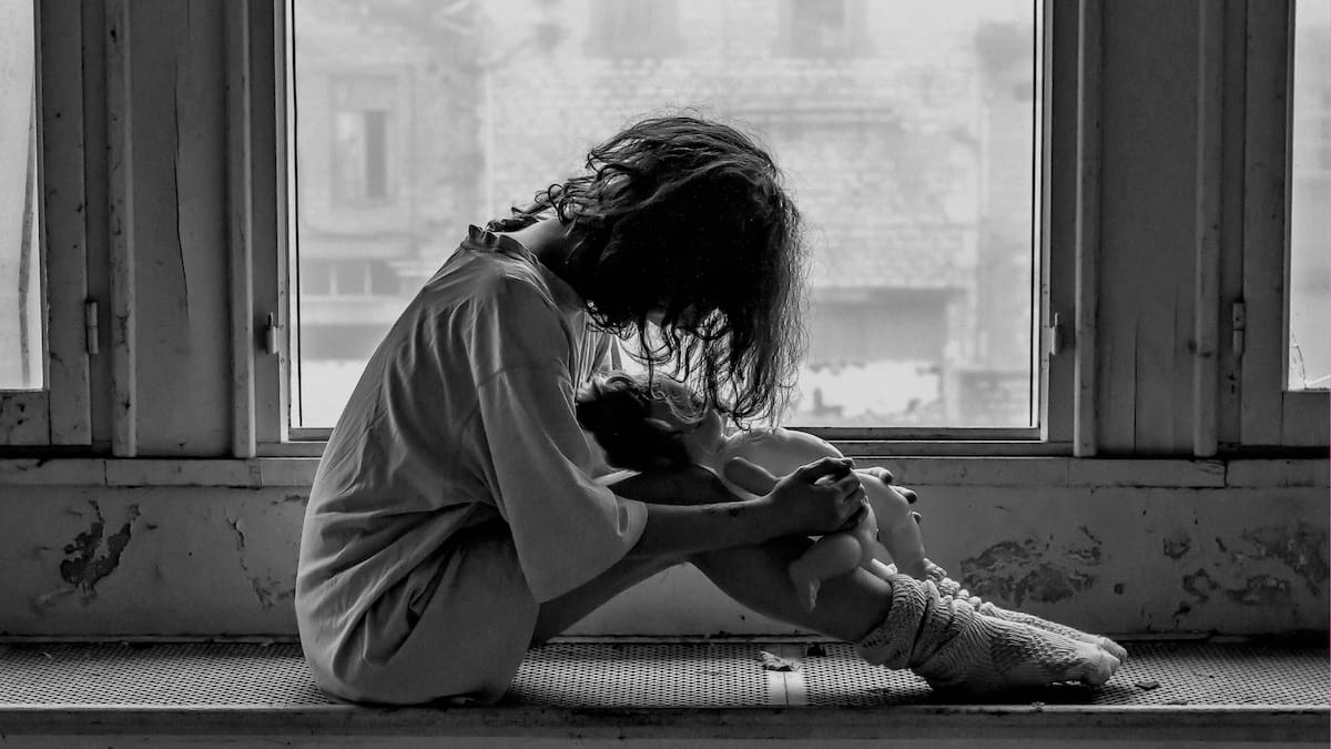 La infancia desprotegida sigue enfrentando violencia, abandono y negligencia, desde los tiempos de los niños expósitos hasta la orfandad por femicidio/Foto: Canva