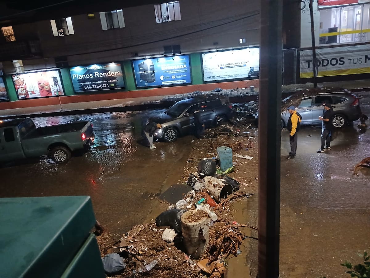 Más de 10 vehículos quedaron parcialmente sumergidos por las inundaciones en la avenida Reforma de Ensenada. Foto: Cortesía