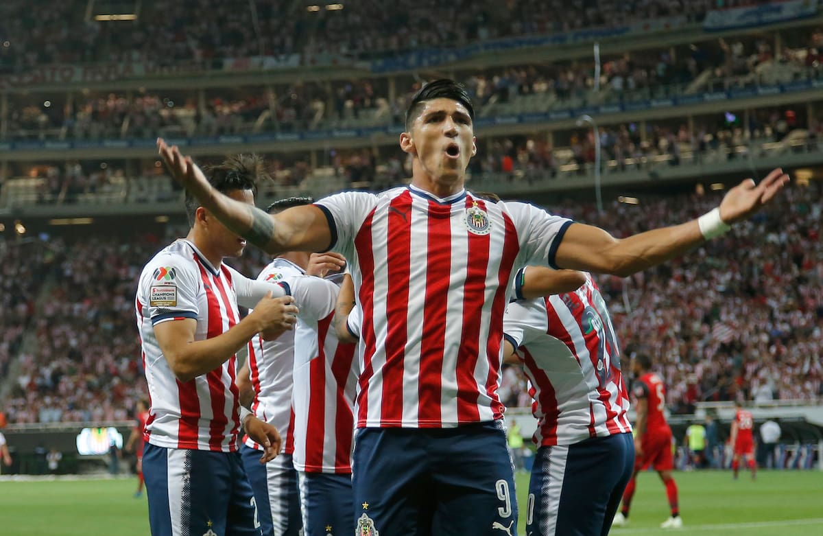 Alan Pulido de Chivas del Guadalajara celebra el gol que le anotó al Toronto en la Concachampions 2018. (AP Photo/Eduardo Verdugo)