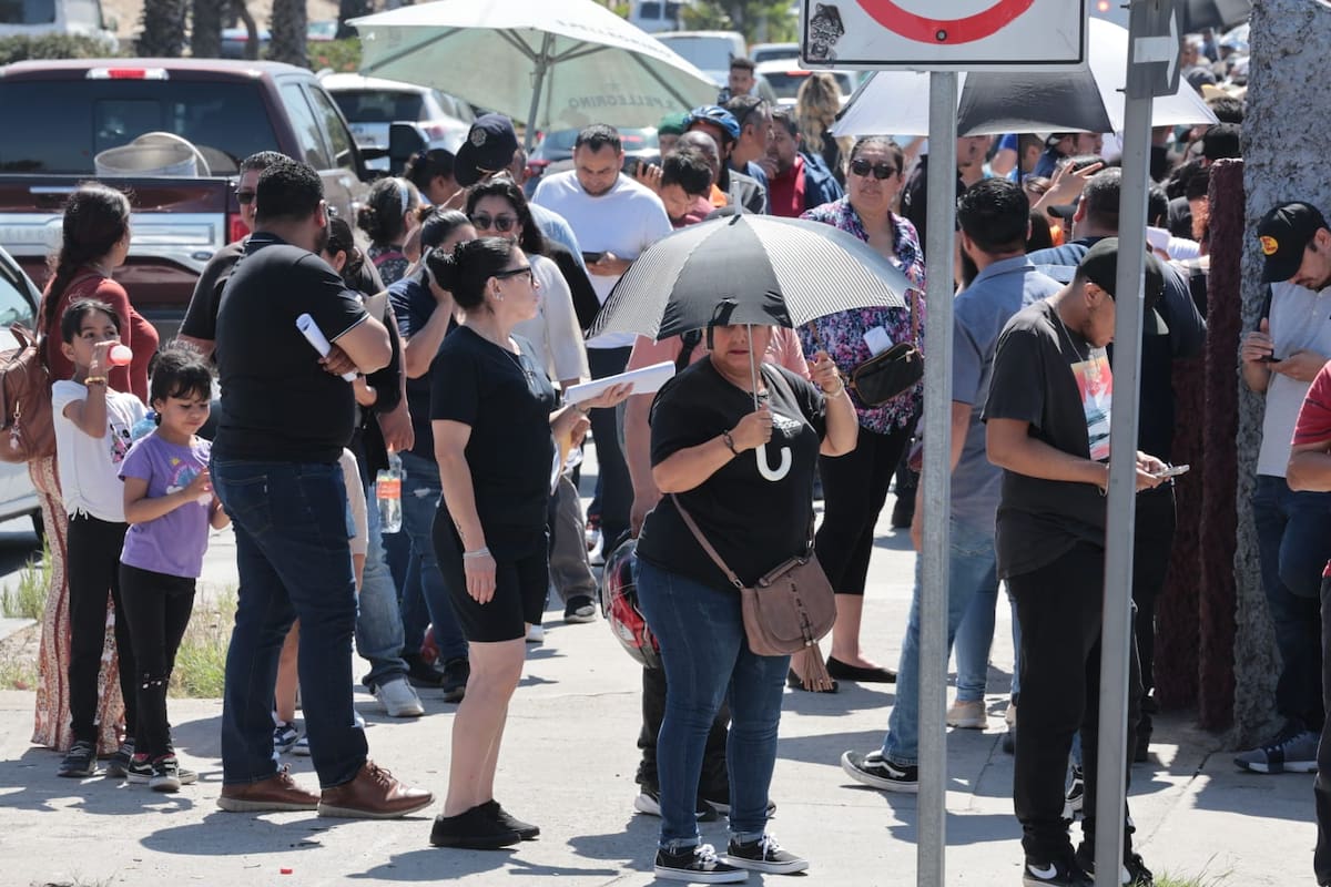 Desde tempranas horas automovilistas se presentaron en las instalaciones de la Subrecaudación Auxiliar de Rentas. Foto: Sergio Ortiz