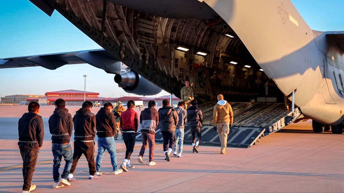 El gobierno de Estados Unidos inició el viernes con la deportación aérea de personas. | Crédito: X @PressSec