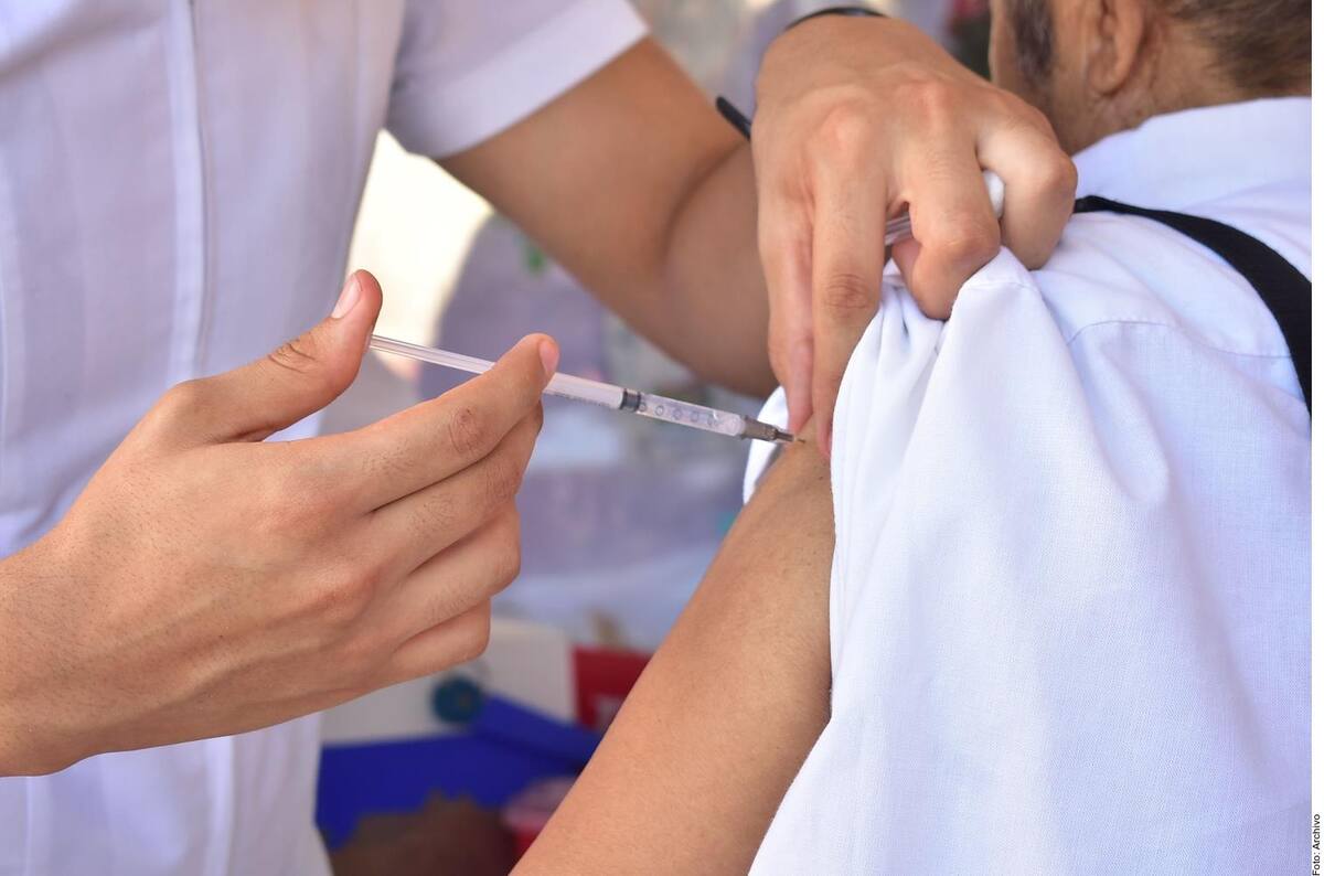 Se transmite  a través del contacto directo con las secreciones respiratorias de las personas infectadas, como tos o estornudos.