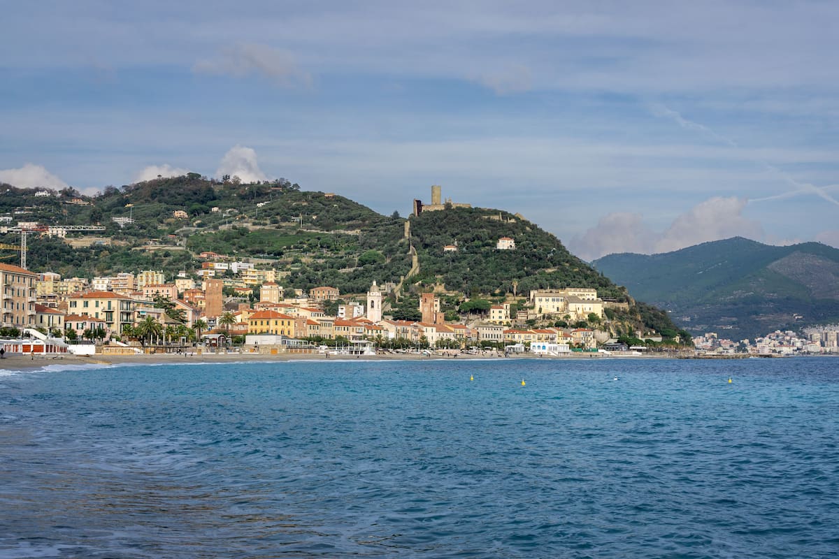 Italia pone en licitación una playa gestionada por monjas desde 1946 y su posible pérdida amenaza los ingresos que financian una escuela infantil y un campamento de verano