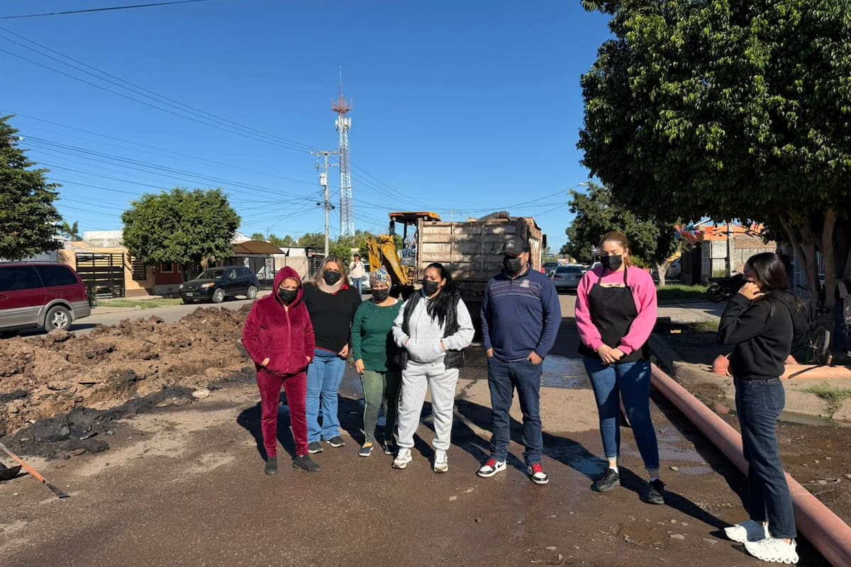 Tras bloqueo de calle, atienden colapso de drenaje en la Alameda