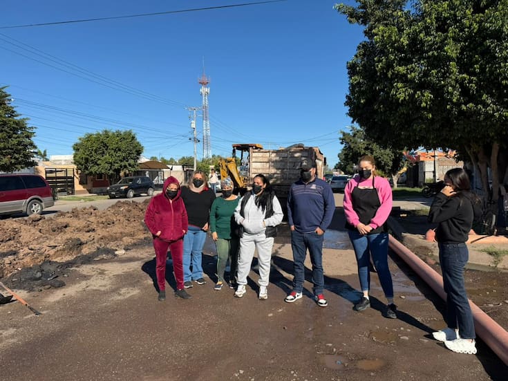 Tras bloqueo de calle, atienden colapso de drenaje en la Alameda