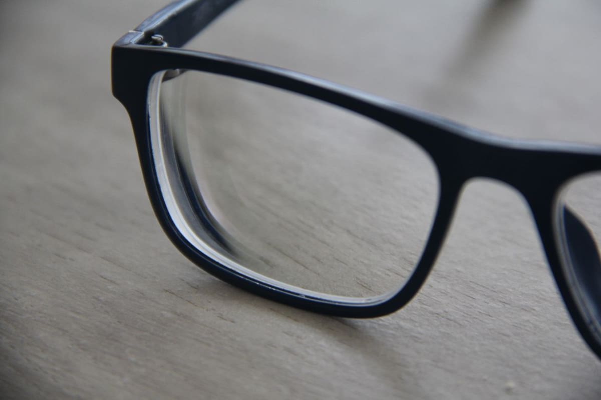 ¿Tus lentes tienen rayones? El truco que muchos desconocen para mejorar el aspecto de los cristales con un método rápido, económico y sin productos de limpieza tradicionales