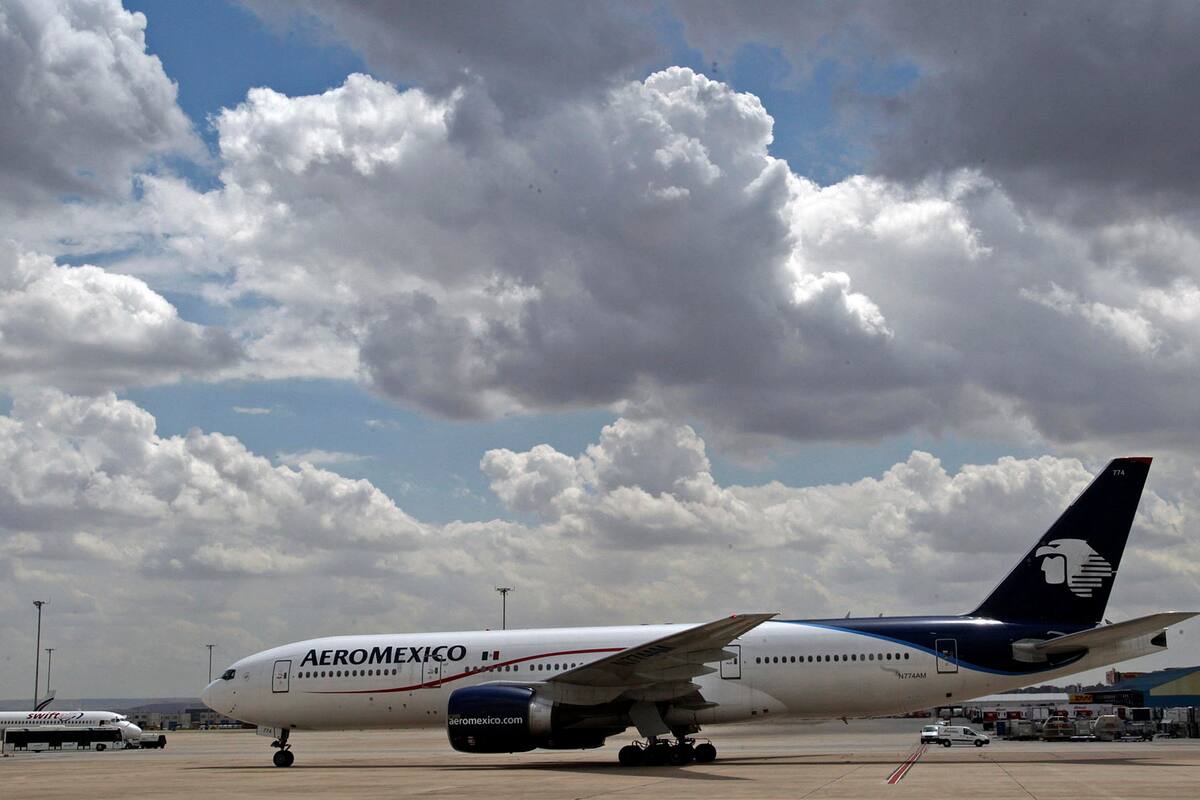 Pasajero de Aeroméxico abre puerta de emergencia y salta del avión