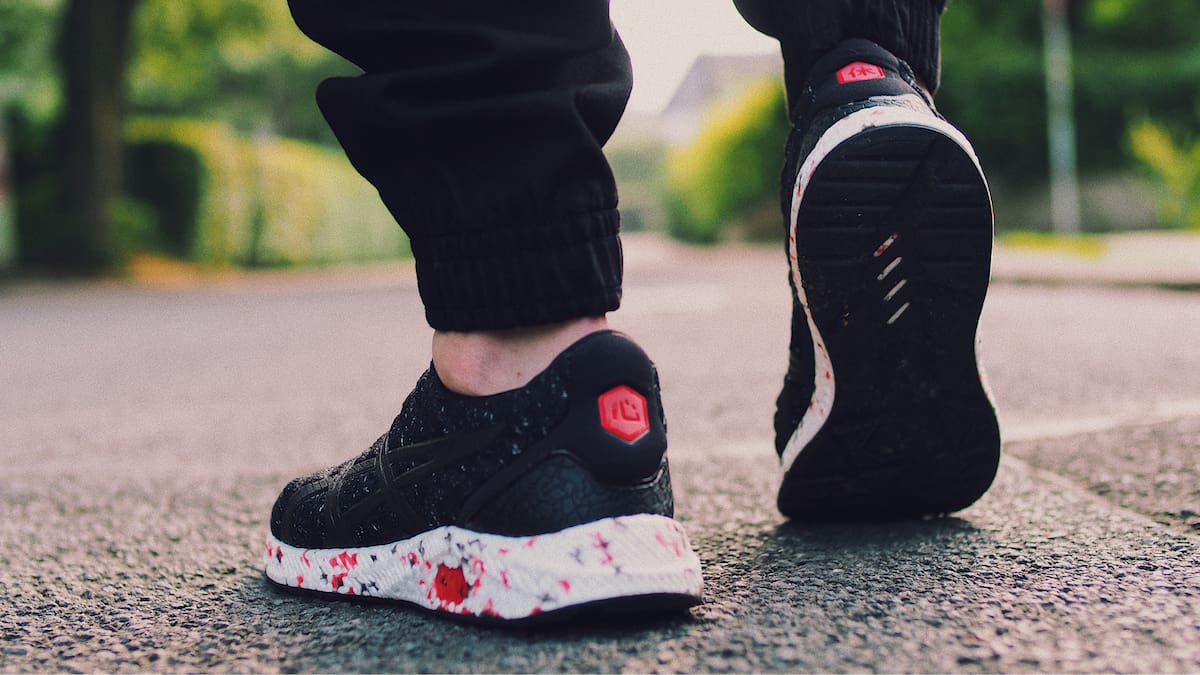 Desde finales de enero, su rutina comienza a las 3:30 de la madrugada. Media hora después inicia la caminata hacia la escuela con ropa reflectante, zapatillas de trail y una mochila de aproximadamente 10 kilos. Foto: Canva