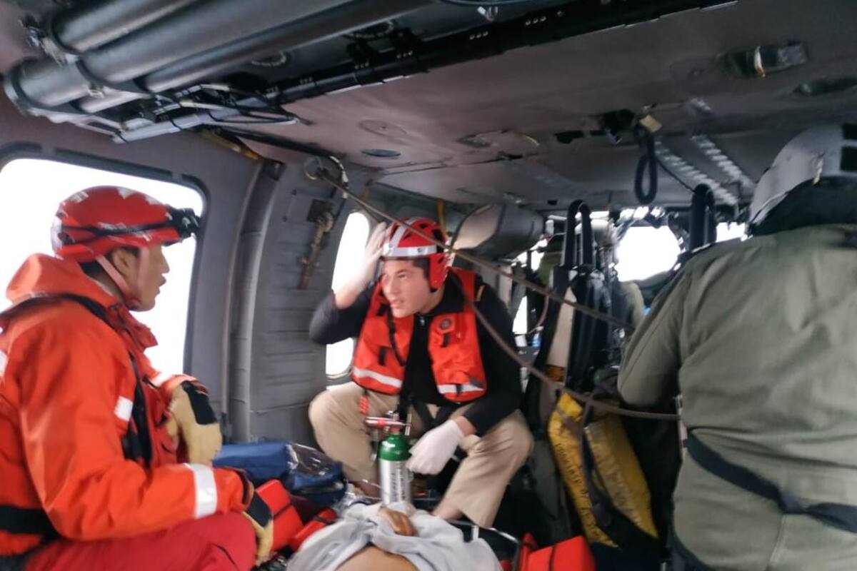 Rescatan a hombre a bordo de un buque por problemas de salud