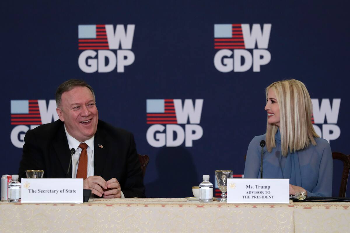El secretario del Departamento de Estado Mike Pompeo y la asesora del presidente Ivanka Trump en el evento del primer aniversario de la Iniciativita para el desarrollo y la Prosperidad Global de las Mujeres en el Departamento de Estado en Washington, el miércoles 12 de febrero de 2020. (AP Foto/Luis M. Alvarez)