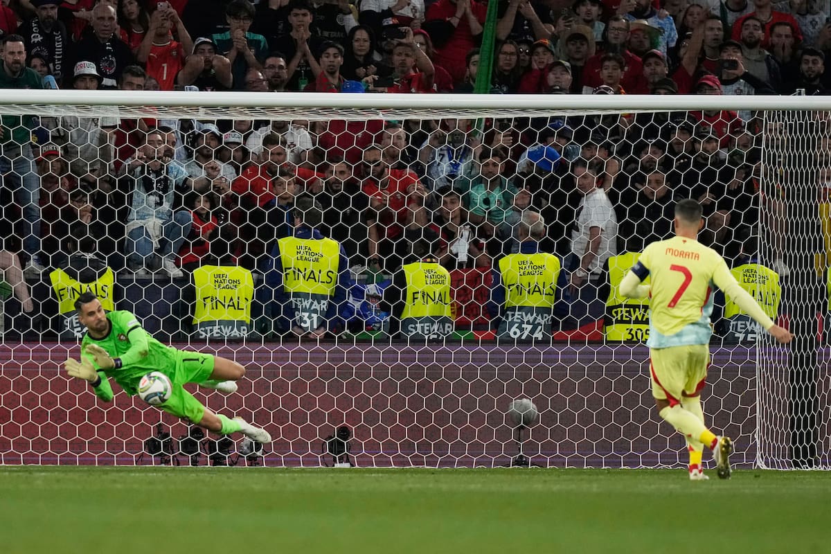 Diogo Costa, izquierda, portero de Portugal, ataja el cobro desde el punto penal del español Álvaro Morata, durante la tanda de desempate de la final de la Liga de Naciones de Europa entre Portugal y España, el domingo 8 de junio de 2025, en la Arena Allianz, en Múnich, Alemania. (AP Foto/Matthias Schrader)